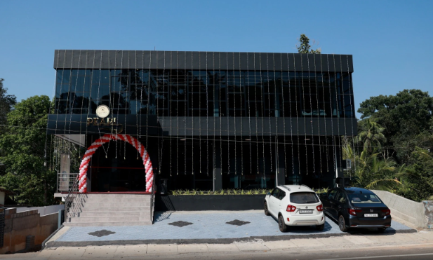 Pearl Unisex Saloon Konny